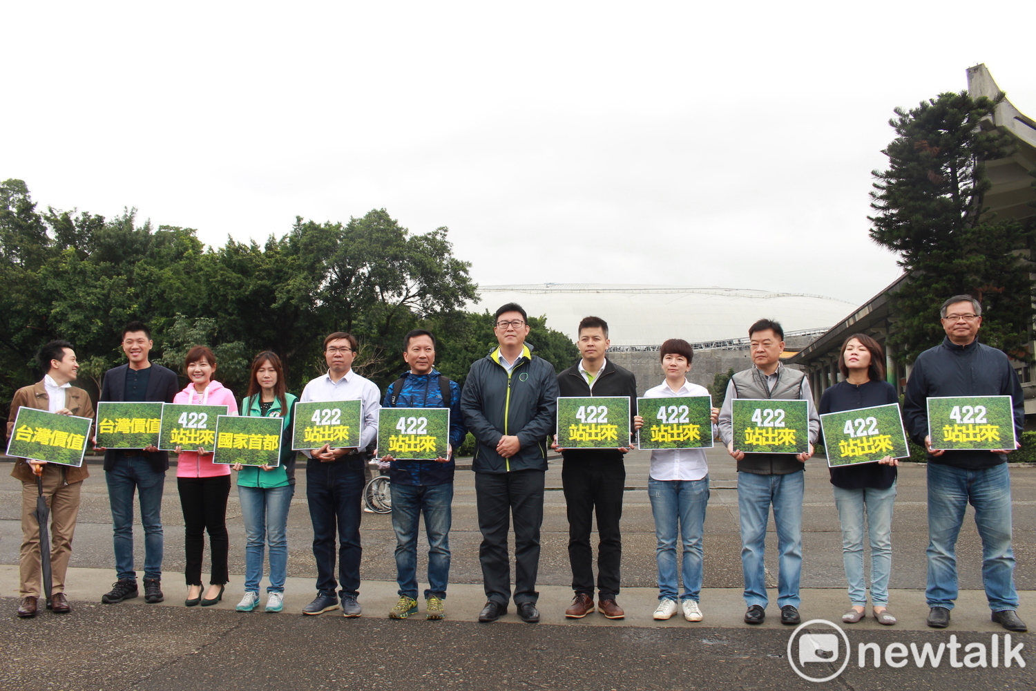有意參選台北市長的綠委姚文智今日與多位黨籍現任議員、議員參選人召開記者會,號召422柯黑大遊行。 有意參選台北市長的綠委姚文智今日與多位黨籍現任議員、議員參選人召開記者會,號召422柯黑大遊行。