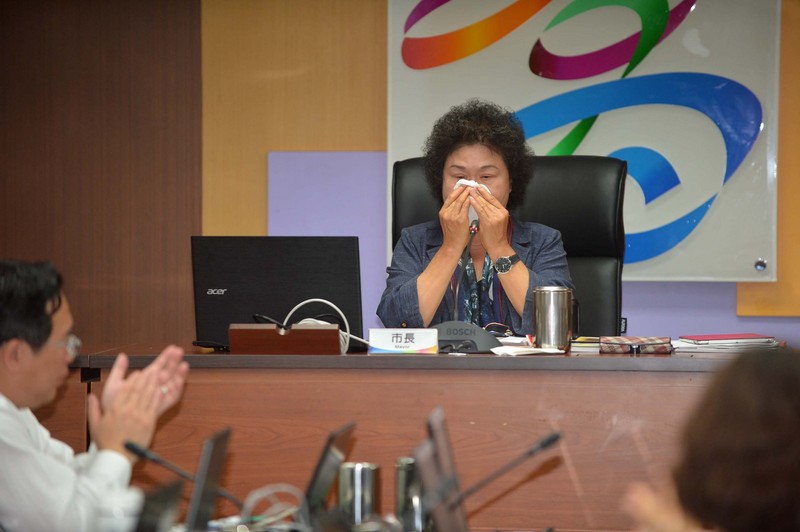 高雄市長陳菊17日主持最後一次市政會議,她感謝團隊支持協助,對於將揮別高雄市,陳菊內心充滿不捨,數度哽咽落淚。 高雄市長陳菊17日主持最後一次市政會議,她感謝團隊支持協助,對於將揮別高雄市,陳菊內心充滿不捨,數度哽咽落淚。