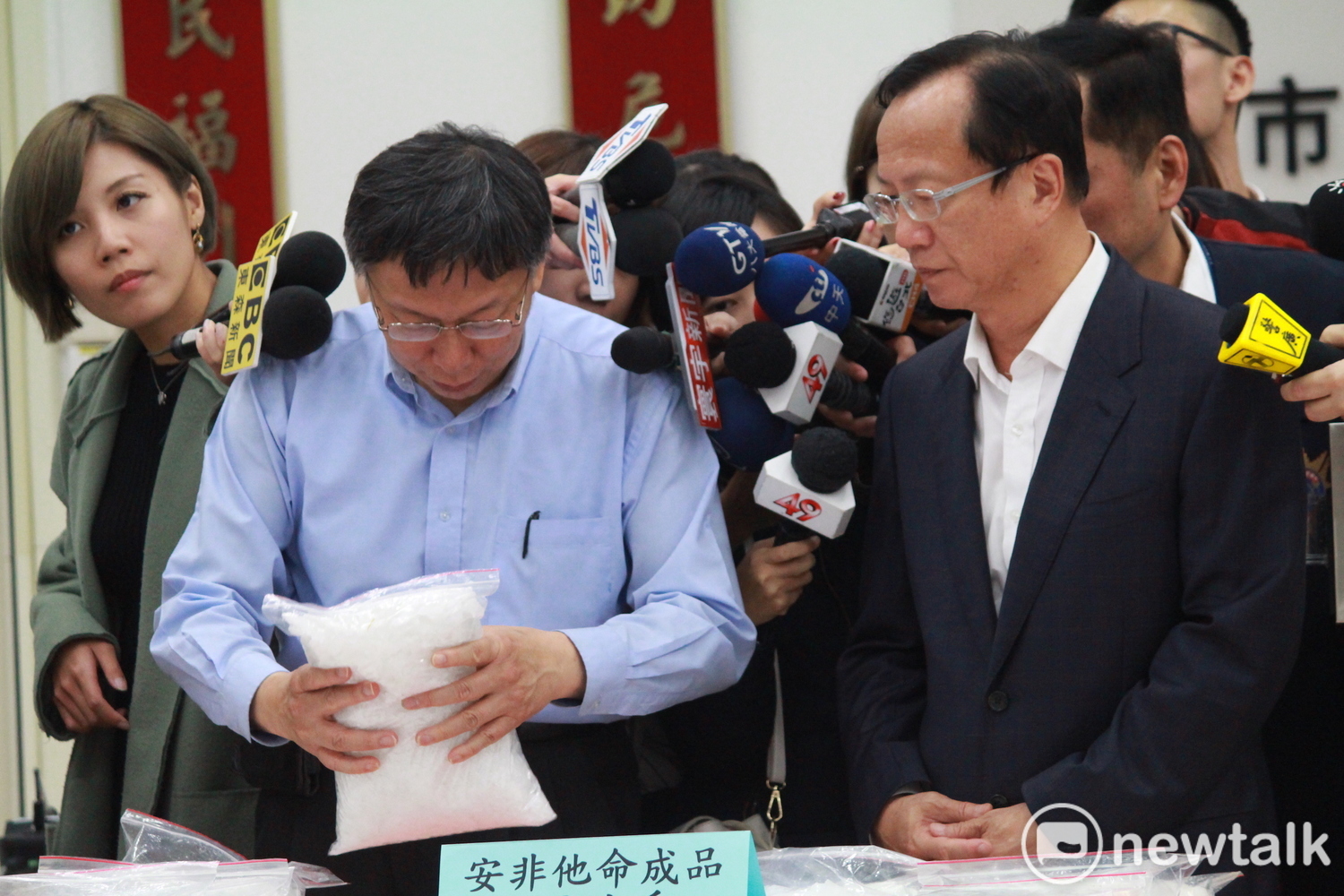 台北市警局與多個警察單位合作,破獲史上最大安毒工廠,台北市長柯文哲下午前往頒發獎勵金,也好奇拿起安非他命觀看。 台北市警局與多個警察單位合作,破獲史上最大安毒工廠,台北市長柯文哲下午前往頒發獎勵金,也好奇拿起安非他命觀看。