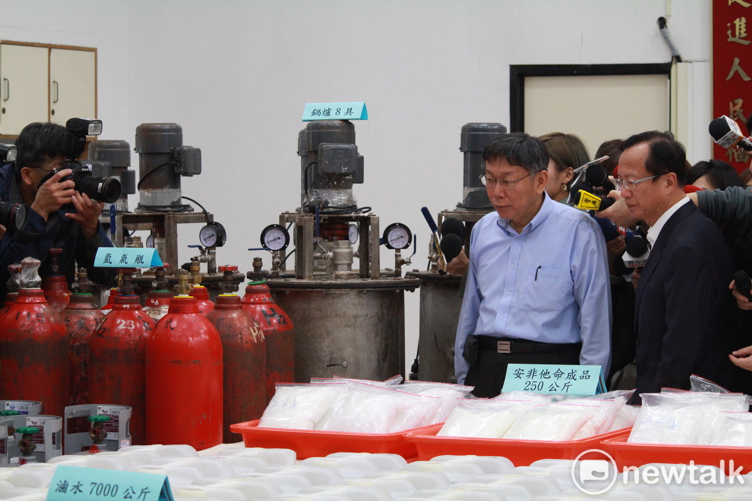 台北市警局與多個警察單位合作,破獲史上最大安毒工廠,台北市長柯文哲下午前往頒發獎勵金,也好奇拿起安非他命觀看。 台北市警局與多個警察單位合作,破獲史上最大安毒工廠,台北市長柯文哲下午前往頒發獎勵金,也好奇拿起安非他命觀看。