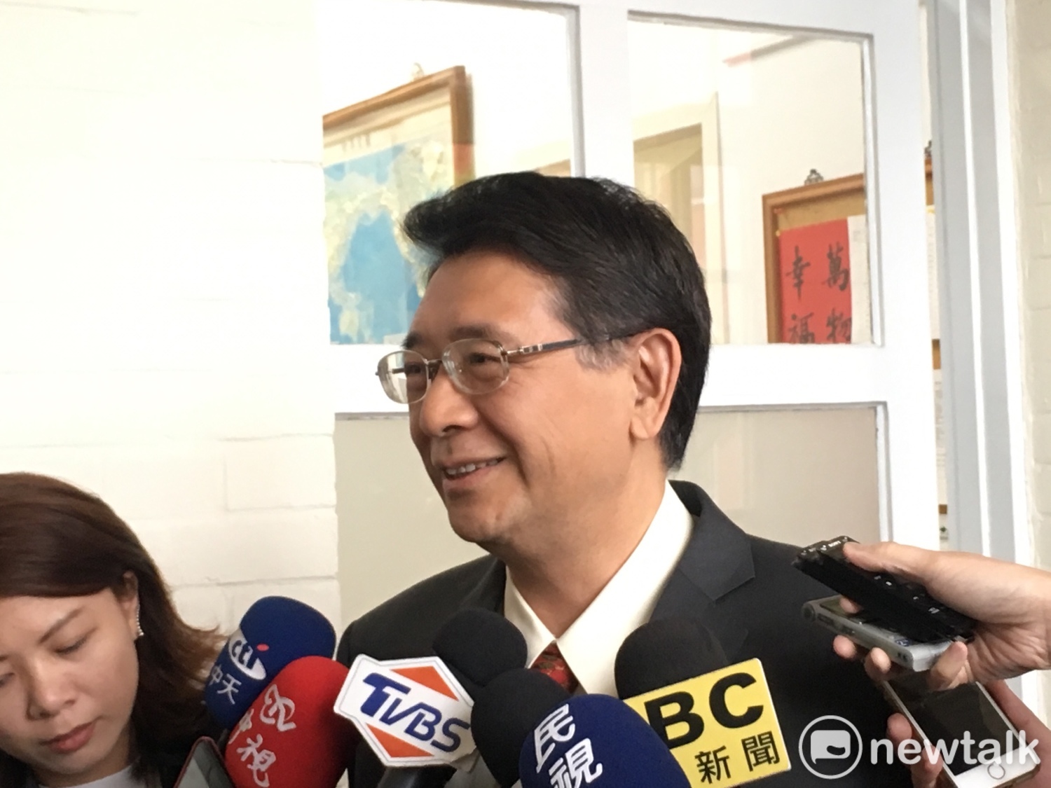 立法院今(17)日自一早開始,各委員辦公室開始接到詐騙電話。對此,立法院秘書長林志嘉下午表示,已經通報警方處理,也呼籲各委員辦公室等,接到電話保持冷靜,不要受騙上當。 立法院今(17)日自一早開始,各委員辦公室開始接到詐騙電話。對此,立法院秘書長林志嘉下午表示,已經通報警方處理,也呼籲各委員辦公室等,接到電話保持冷靜,不要受騙上當。