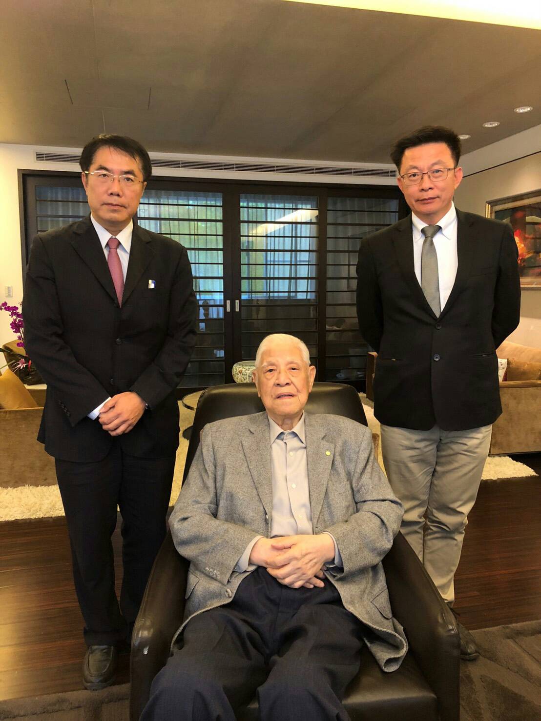 民進黨市長參選人黃偉哲在前勞動部政次郭國文的陪同下,拜會前總統李登輝。 圖:黃偉哲/提供 民進黨市長參選人黃偉哲在前勞動部政次郭國文的陪同下,拜會前總統李登輝。 圖:黃偉哲/提供