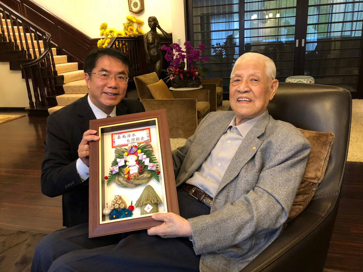 民進黨市長參選人黃偉哲在前勞動部政次郭國文的陪同下,拜會前總統李登輝。 圖:黃偉哲/提供 民進黨市長參選人黃偉哲在前勞動部政次郭國文的陪同下,拜會前總統李登輝。 圖:黃偉哲/提供