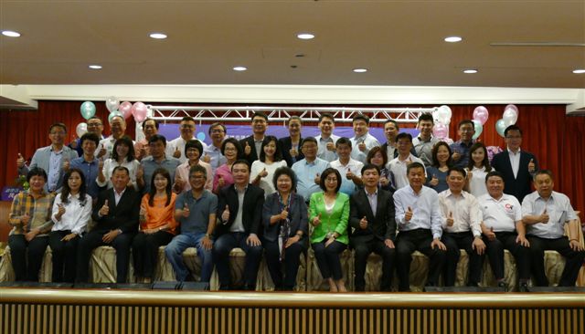 高雄市議長康裕成率民進黨團議員及新提名的議員參選人,以滿滿祝福歡送市長陳菊北上就職。 高雄市議長康裕成率民進黨團議員及新提名的議員參選人,以滿滿祝福歡送市長陳菊北上就職。