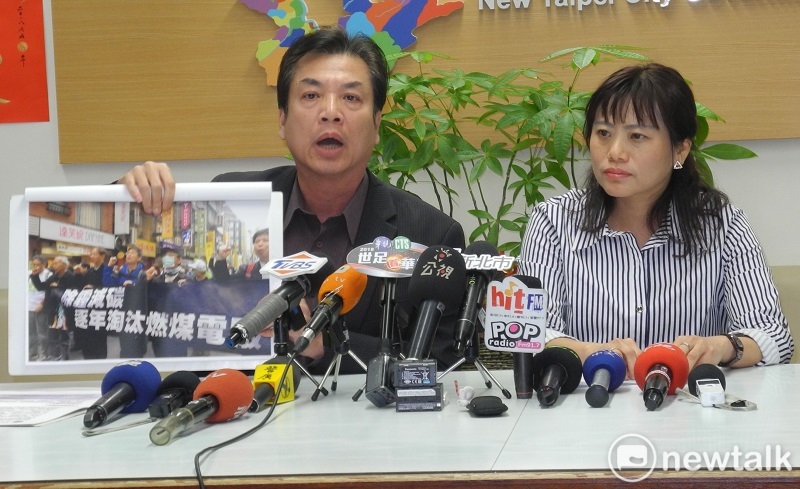 新北市環保局長劉和然出示環保署副署長詹順貴當年參加反燃煤電廠遊行的照片,質疑「當年的環保鬥士詹律師在哪裡?」並質疑環評主席竟淪為台電發言人。 圖:王峻昌/攝 新北市環保局長劉和然出示環保署副署長詹順貴當年參加反燃煤電廠遊行的照片,質疑「當年的環保鬥士詹律師在哪裡?」並質疑環評主席竟淪為台電發言人。 圖:王峻昌/攝