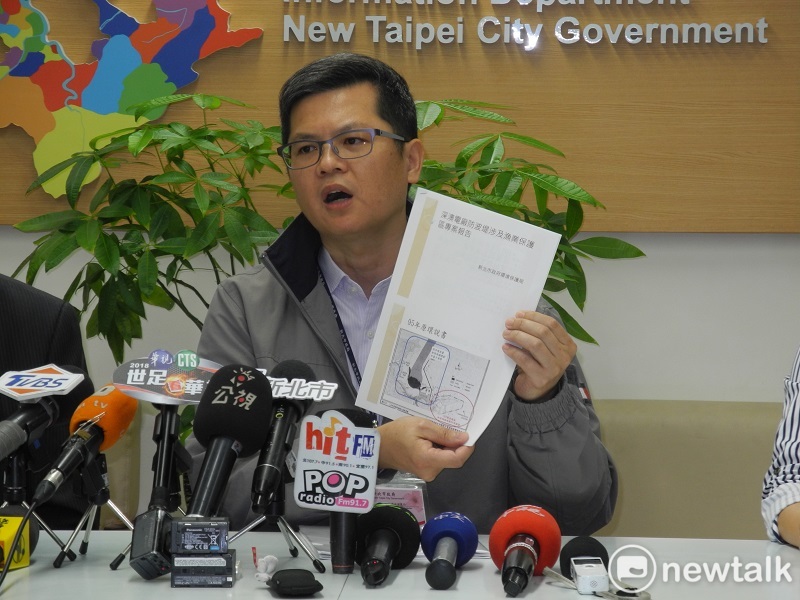 新北市環保局簡任技正孫忠偉出示徹夜整理的資料,痛陳對詹順貴批評他「強詞奪理」、「說謊」感到心寒。 圖:王峻昌/攝 新北市環保局簡任技正孫忠偉出示徹夜整理的資料,痛陳對詹順貴批評他「強詞奪理」、「說謊」感到心寒。 圖:王峻昌/攝