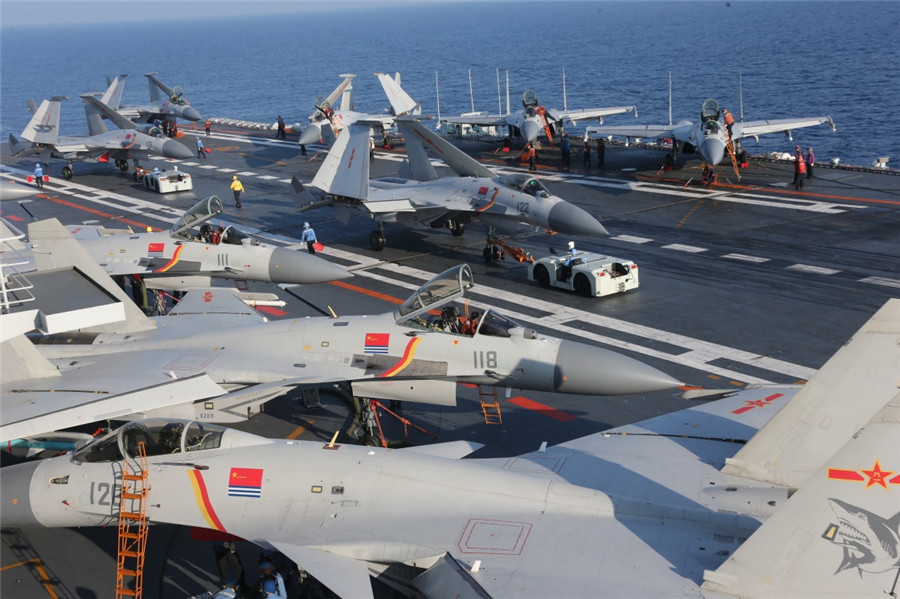 遼寧艦飛行甲板官兵進行艦載機飛行前準備(資料照片)。 圖:翻攝自新華社 遼寧艦飛行甲板官兵進行艦載機飛行前準備(資料照片)。 圖:翻攝自新華社