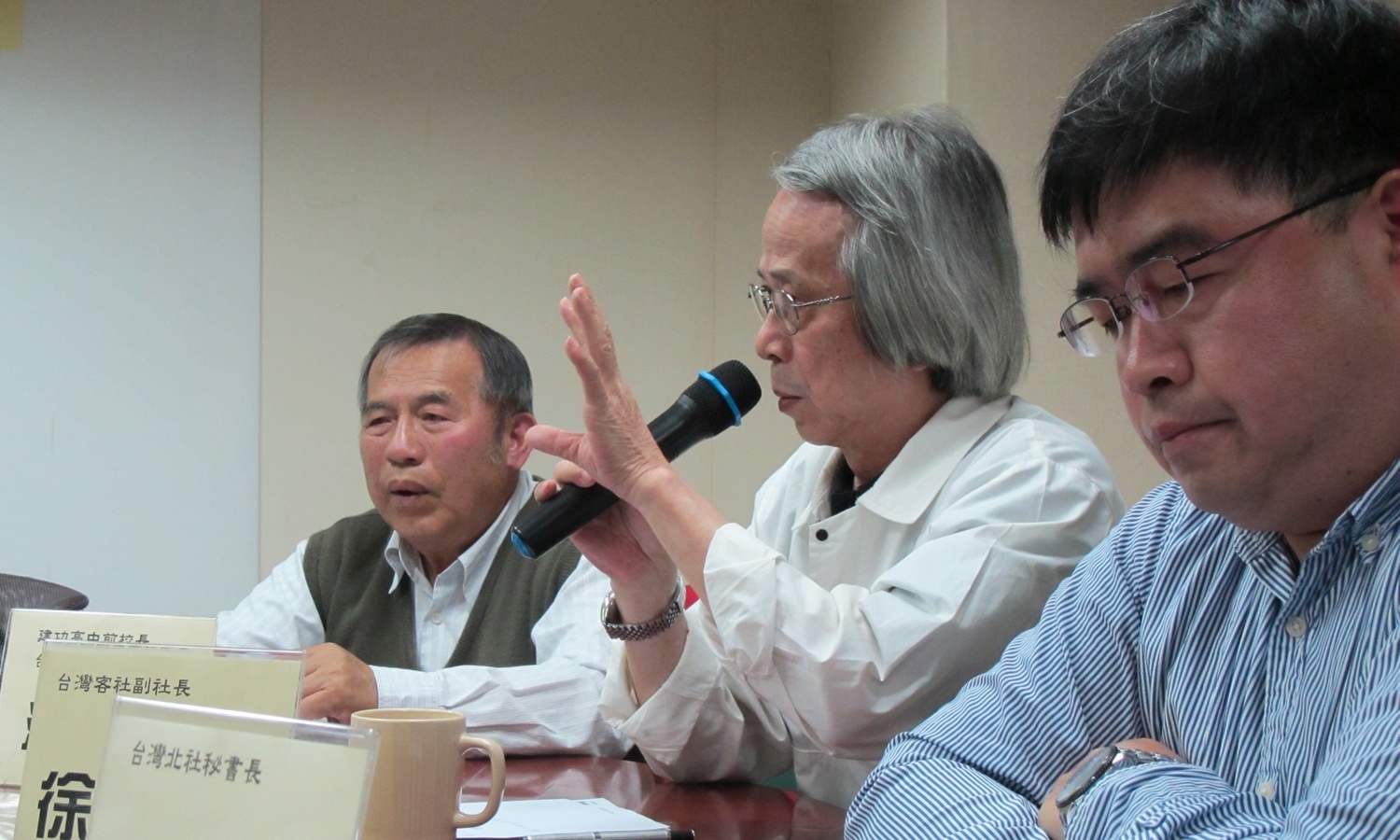 對於教育部長異動,台灣教師聯盟理事長蕭曉玲、台灣北社社長李川信、台灣社社長張葉森(由左至右) 18日舉行記者會。 對於教育部長異動,台灣教師聯盟理事長蕭曉玲、台灣北社社長李川信、台灣社社長張葉森(由左至右) 18日舉行記者會。