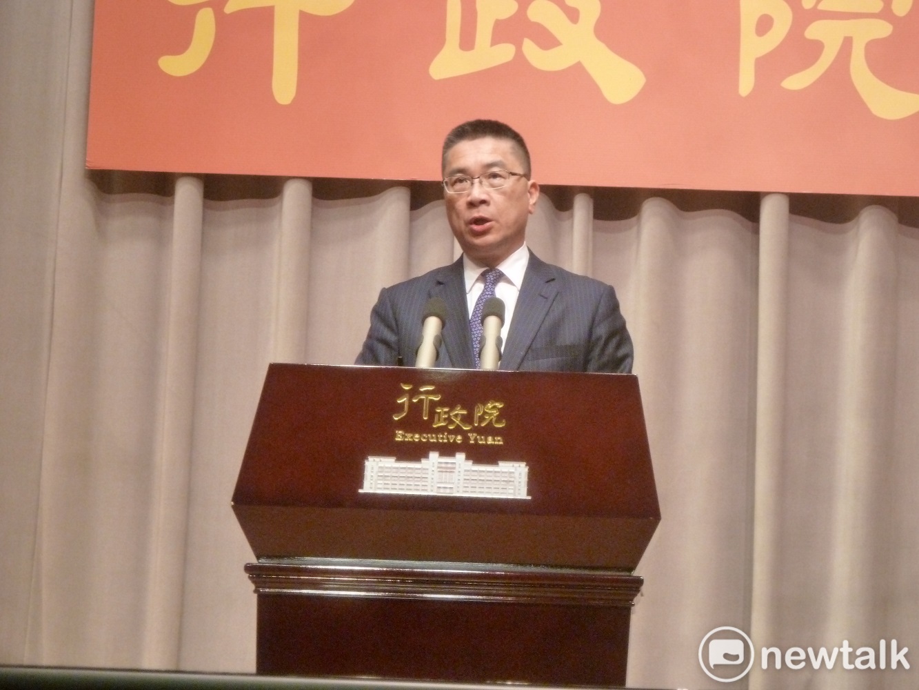 政務委員兼發言人徐國勇今(16)日下午6點臨時召開記者會,宣布新任教育部長由中研院院士、前東華大學校長吳茂昆接任。 政務委員兼發言人徐國勇今(16)日下午6點臨時召開記者會,宣布新任教育部長由中研院院士、前東華大學校長吳茂昆接任。