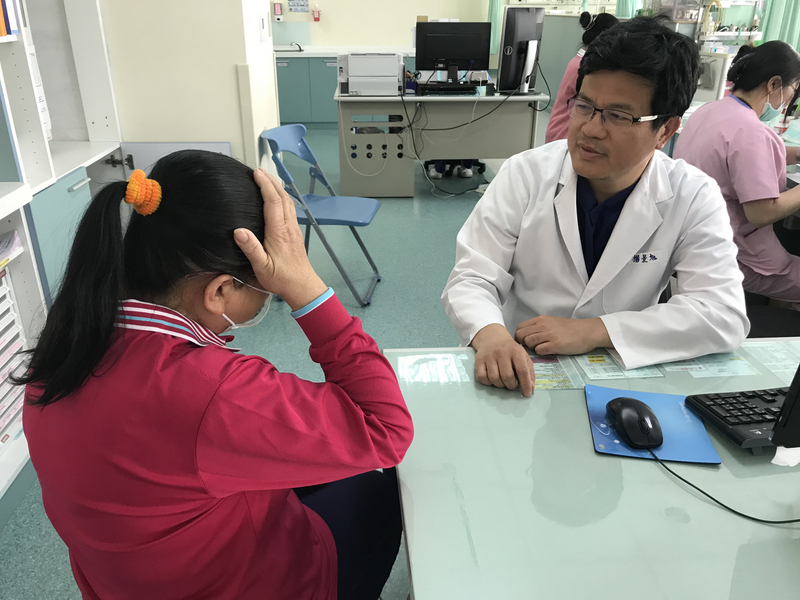 烏日林新醫院急診醫學科醫師楊景旭(右)建議,若民眾有中風的高風險因子,出現頭暈症狀就要小心屬於中樞性暈眩,若未即時急診救治,看似輕微的頭暈可能潛藏大危機。 烏日林新醫院急診醫學科醫師楊景旭(右)建議,若民眾有中風的高風險因子,出現頭暈症狀就要小心屬於中樞性暈眩,若未即時急診救治,看似輕微的頭暈可能潛藏大危機。