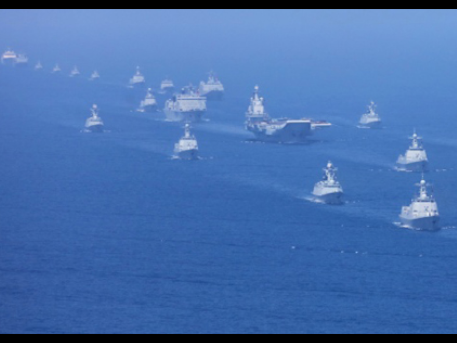中國航母戰鬥群,包括遼寧號航母、2艘052D和4艘052C型驅逐艦、4艘054A型護衛艦、4-6艘056A輕型護衛艦、一艘903A型綜合補給艦、以及4艘093A型攻擊核潛艇。 圖 : 翻攝自中國軍網。 中國航母戰鬥群,包括遼寧號航母、2艘052D和4艘052C型驅逐艦、4艘054A型護衛艦、4-6艘056A輕型護衛艦、一艘903A型綜合補給艦、以及4艘093A型攻擊核潛艇。 圖 : 翻攝自中國軍網。