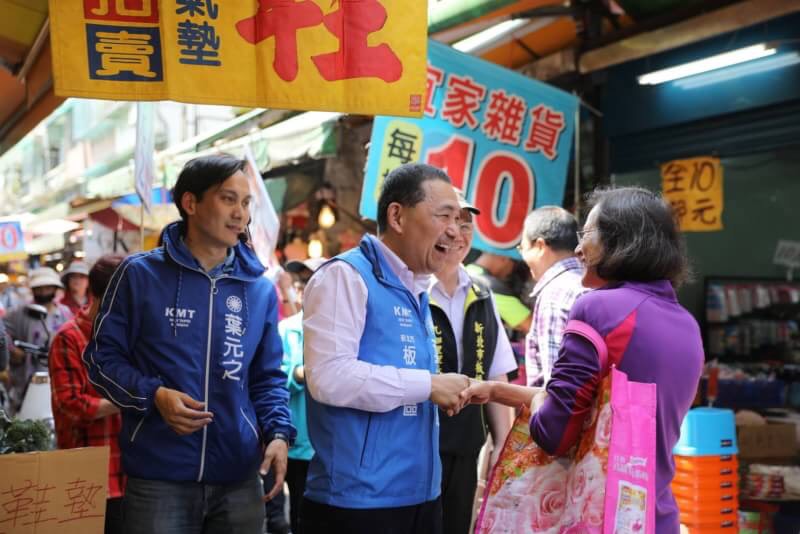 前新北市副市長侯友宜今(19)日陪同板橋區市議員參選人葉元之進行拜票。 前新北市副市長侯友宜今(19)日陪同板橋區市議員參選人葉元之進行拜票。
