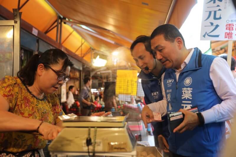前新北市副市長侯友宜今(19)日陪同板橋區市議員參選人葉元之進行拜票。 前新北市副市長侯友宜今(19)日陪同板橋區市議員參選人葉元之進行拜票。
