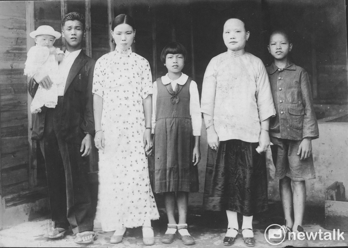 1942年父親盧振榮抱著獨子盧修一與母親葉蜜女士(右四)。盧修一六歲時,他的父親盧振榮在1947年3月,就因意外腦震盪而過世,享年僅25歲。 1942年父親盧振榮抱著獨子盧修一與母親葉蜜女士(右四)。盧修一六歲時,他的父親盧振榮在1947年3月,就因意外腦震盪而過世,享年僅25歲。