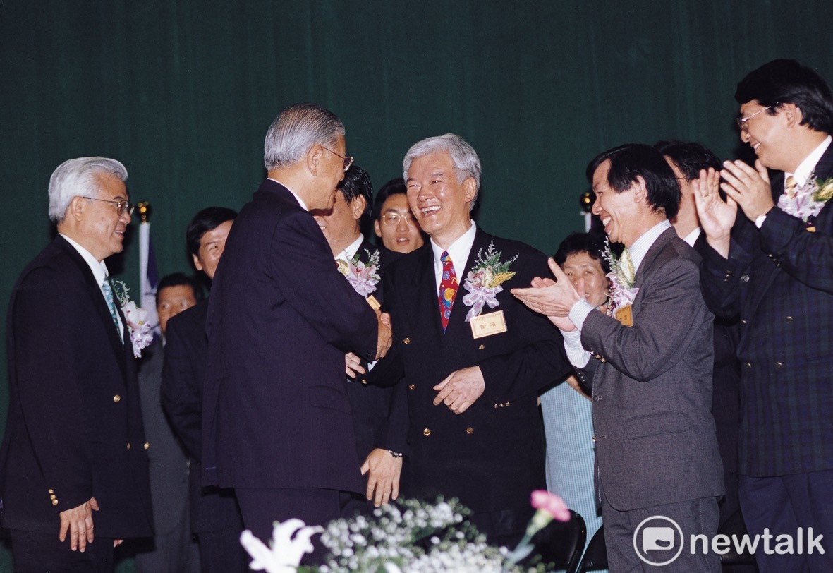 1942年父親盧振榮抱著獨子盧修一與母親葉蜜女士(右四)。盧修一六歲時,他的父親盧振榮在1947年3月,就因意外腦震盪而過世,享年僅25歲。 1942年父親盧振榮抱著獨子盧修一與母親葉蜜女士(右四)。盧修一六歲時,他的父親盧振榮在1947年3月,就因意外腦震盪而過世,享年僅25歲。