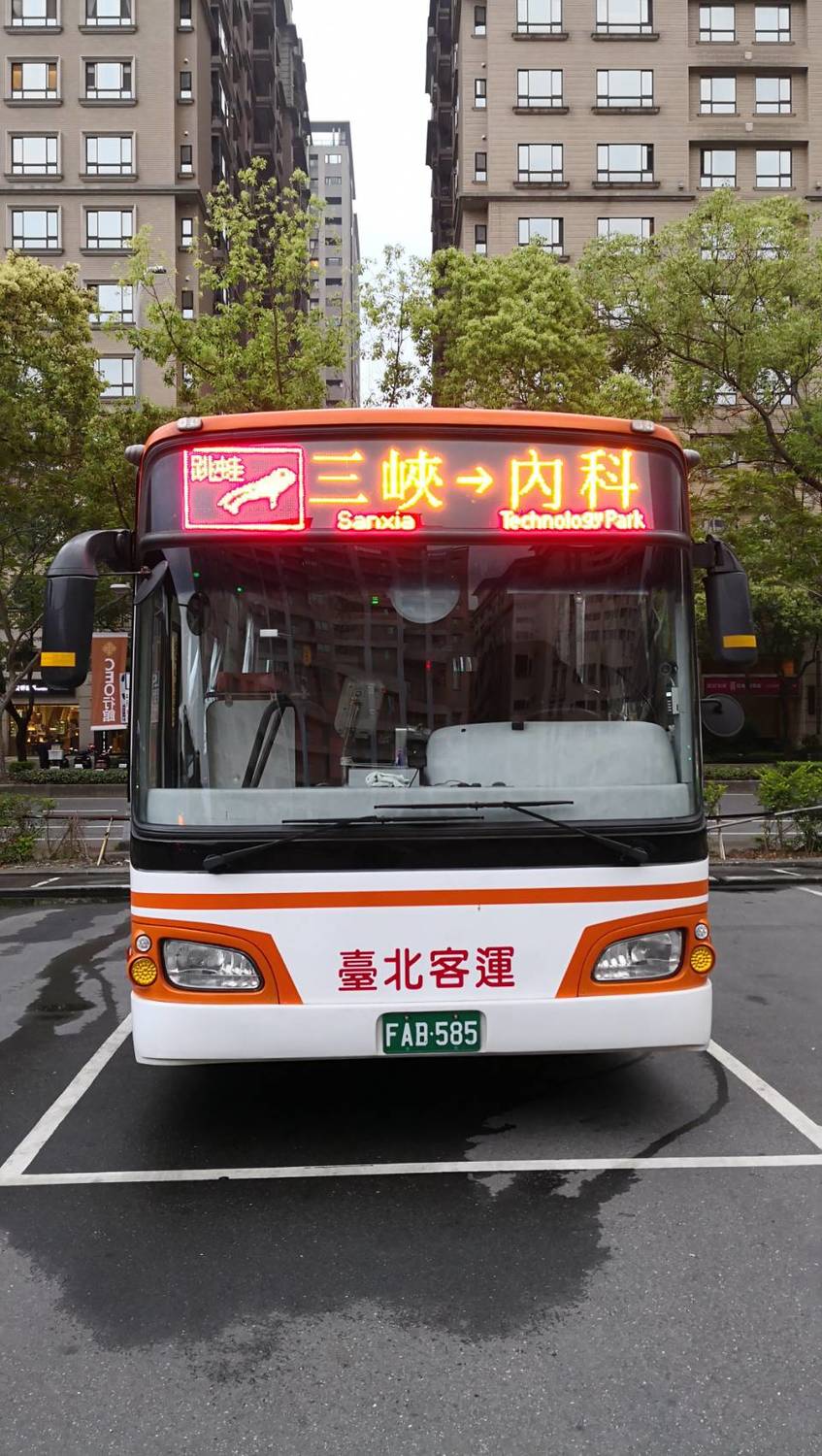 新北市府與台北客運合作的「三峽-內湖科學園區」跳蛙公車路線,將於4月23日上路。 圖:新北市交通局/提供 新北市府與台北客運合作的「三峽-內湖科學園區」跳蛙公車路線,將於4月23日上路。 圖:新北市交通局/提供
