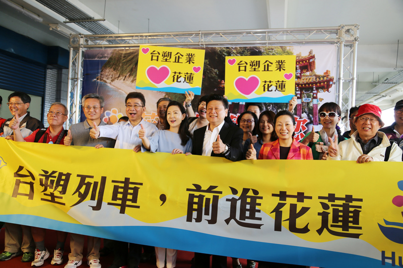 上午普悠瑪專列首班抵花蓮火車站,花蓮縣長傅崐萁、妻子徐榛蔚,率觀光處長彭偉族等縣府同仁到場歡迎,並安排原住民甜心表演。 圖:中央社 上午普悠瑪專列首班抵花蓮火車站,花蓮縣長傅崐萁、妻子徐榛蔚,率觀光處長彭偉族等縣府同仁到場歡迎,並安排原住民甜心表演。 圖:中央社