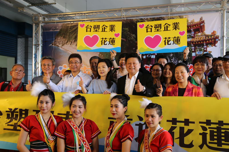 傅崐萁感謝台塑集團以實際行動溫暖花蓮。 圖:中央社 傅崐萁感謝台塑集團以實際行動溫暖花蓮。 圖:中央社