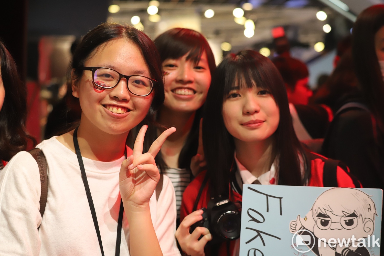 正如同先前釋出消息大批玩粉隨之陷入瘋狂,「Faker」今日活動中與前ahq選手Westdoor (西門夜說)再次正面交鋒,重現玩家們心目中夢幻精采對決。 圖:蔡幸秀/攝 正如同先前釋出消息大批玩粉隨之陷入瘋狂,「Faker」今日活動中與前ahq選手Westdoor (西門夜說)再次正面交鋒,重現玩家們心目中夢幻精采對決。 圖:蔡幸秀/攝