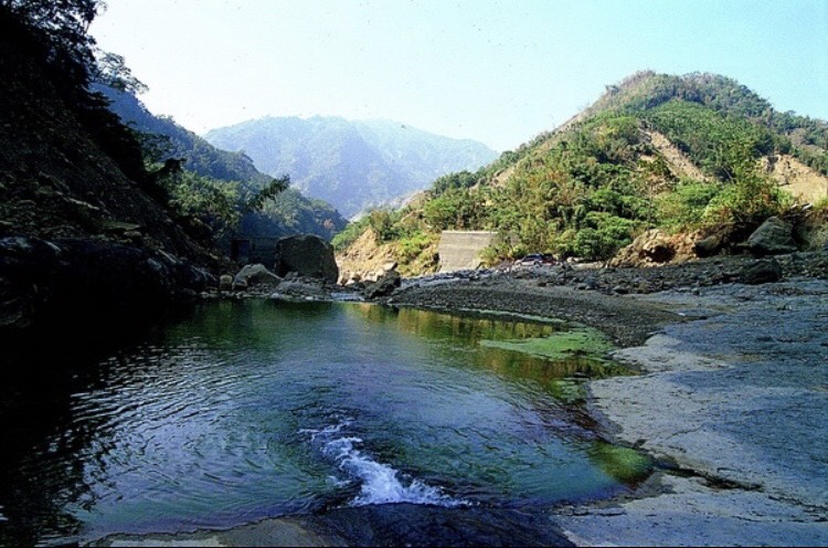 當然,說到美景就不能錯過樟湖。樟湖連接了華山咖啡園區最末端的桂林村,是古坑重要的產茶區。 圖:翻攝自APP《TripleFeet》/雲林縣政府提供 當然,說到美景就不能錯過樟湖。樟湖連接了華山咖啡園區最末端的桂林村,是古坑重要的產茶區。 圖:翻攝自APP《TripleFeet》/雲林縣政府提供