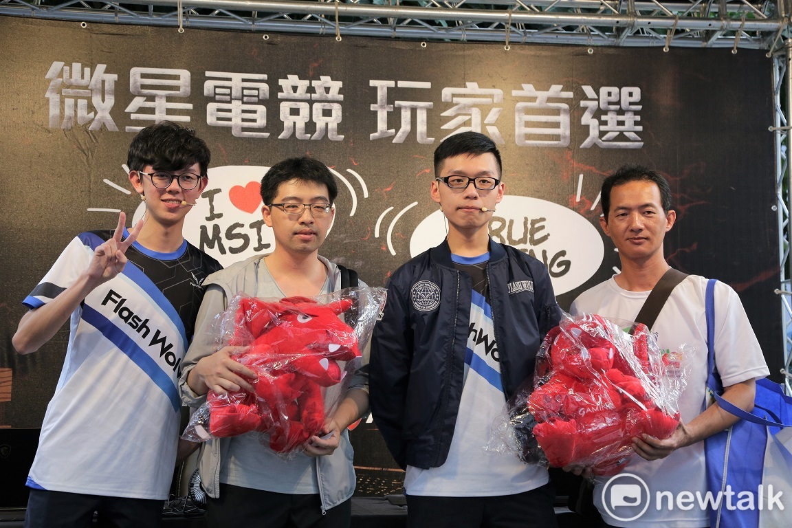 比賽結束後,Baconjack 一直碎念 Notalk 撿頭(指遊戲中靠別人打傷害,個人只打最後一下來獲取積分)獲勝。 圖:朱泓任/攝 比賽結束後,Baconjack 一直碎念 Notalk 撿頭(指遊戲中靠別人打傷害,個人只打最後一下來獲取積分)獲勝。 圖:朱泓任/攝