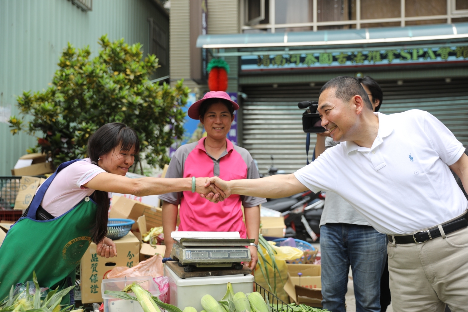 侯友宜與民眾握手,展現「菜市場囝仔」的親和力。 圖:侯友宜辦公室/提供 侯友宜與民眾握手,展現「菜市場囝仔」的親和力。 圖:侯友宜辦公室/提供