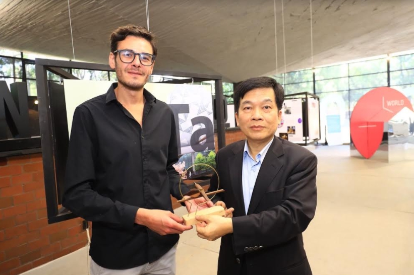 秘書長黃景茂與墨西哥設計週創辦人Jamie Hernandez Encontra交流,並致贈文創品啄墨對筆。 圖:台中市政府/提供 秘書長黃景茂與墨西哥設計週創辦人Jamie Hernandez Encontra交流,並致贈文創品啄墨對筆。 圖:台中市政府/提供
