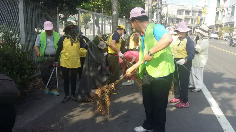 為迎接東港鎮鮪魚季活動到來給與旅遊的遊客能享受優質環境,也結合國際佛光會東港分會進行東港掃街活動。 圖:屏東縣政府/提供 為迎接東港鎮鮪魚季活動到來給與旅遊的遊客能享受優質環境,也結合國際佛光會東港分會進行東港掃街活動。 圖:屏東縣政府/提供