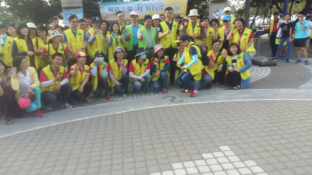 環保局局長魯臺營表示,為提供民眾優美乾淨的海岸,加強宣導民眾走過留下足跡,不要留下垃圾一起愛護海岸。 圖:屏東縣政府/提供 環保局局長魯臺營表示,為提供民眾優美乾淨的海岸,加強宣導民眾走過留下足跡,不要留下垃圾一起愛護海岸。 圖:屏東縣政府/提供