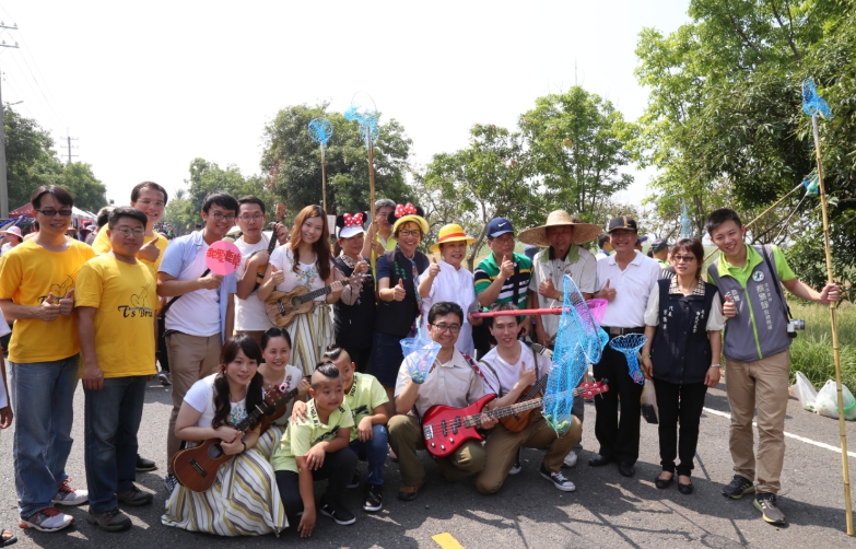 民眾DIY採芒果,各式採芒果的道具和服裝都現身。 圖:嘉義縣政府/提供 民眾DIY採芒果,各式採芒果的道具和服裝都現身。 圖:嘉義縣政府/提供
