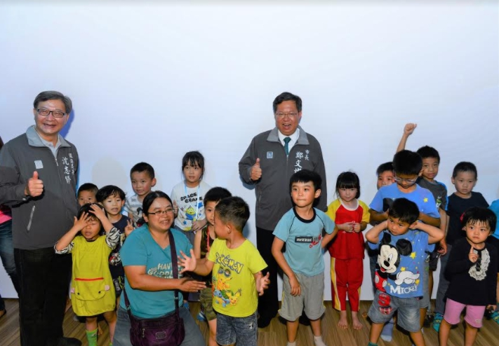 桃園市長鄭文燦至現場體驗「碳索生活」展館,並發表永續桃園,歡迎大家一起從日常生活中響應「減塑」與「減碳」。 圖:翻攝自桃園市政府官網 桃園市長鄭文燦至現場體驗「碳索生活」展館,並發表永續桃園,歡迎大家一起從日常生活中響應「減塑」與「減碳」。 圖:翻攝自桃園市政府官網