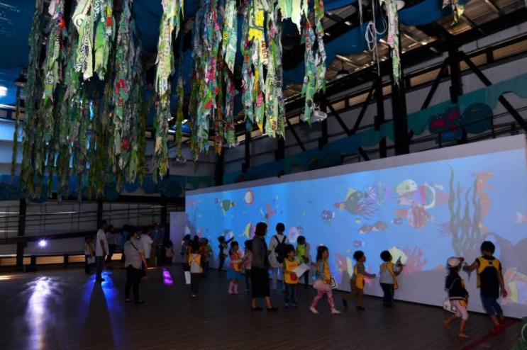 展館一樓的牆面上,設置「海好有你」影像互動遊戲;藉由紅外線體感設備,搭配桃園在地插畫家可愛的海洋動畫,讓民眾與許多可愛的海洋生物進行互動,終結塑膠污染,淨化海洋。 圖:翻攝自桃園市政府官網 展館一樓的牆面上,設置「海好有你」影像互動遊戲;藉由紅外線體感設備,搭配桃園在地插畫家可愛的海洋動畫,讓民眾與許多可愛的海洋生物進行互動,終結塑膠污染,淨化海洋。 圖:翻攝自桃園市政府官網