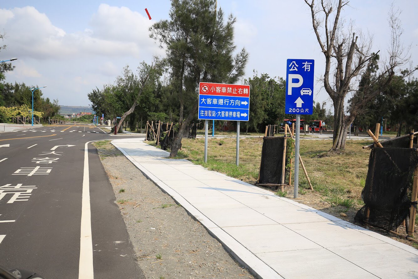 高美第二停車場規劃有小客車463格,包含無障礙車位10格、低碳車位10格及親子優先車位10格,並建置農夫市集、公廁等設施。 圖:台中市政府/提供 高美第二停車場規劃有小客車463格,包含無障礙車位10格、低碳車位10格及親子優先車位10格,並建置農夫市集、公廁等設施。 圖:台中市政府/提供
