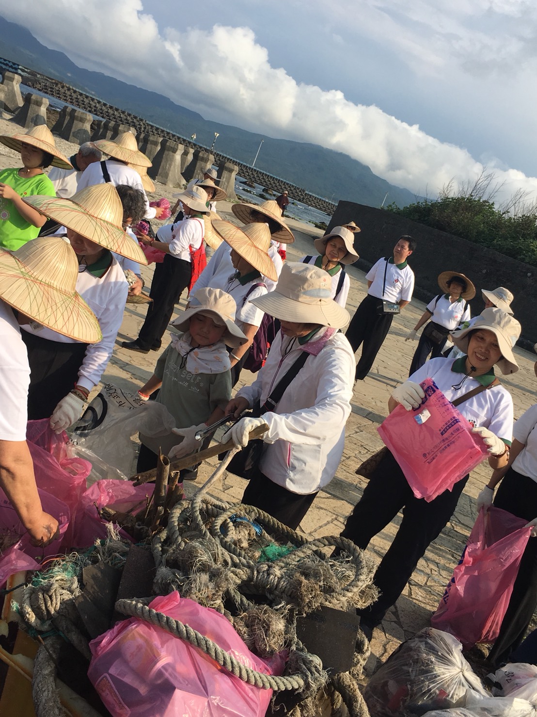 世界地球日,靈鷲山率眾種波斯菊淨灘。小朋友也開心響應世界地球日一起淨灘。清出垃圾120公斤、13袋。 世界地球日,靈鷲山率眾種波斯菊淨灘。小朋友也開心響應世界地球日一起淨灘。清出垃圾120公斤、13袋。