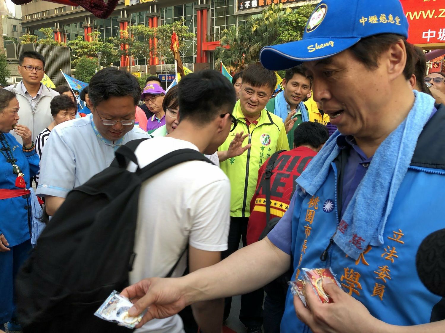 中壢慈惠堂母娘回鑾繞境,現任市長鄭文燦與國民黨市長參選人陳學聖同時現身迎接鑾駕。 圖:陳學聖競選辦公室/提供 中壢慈惠堂母娘回鑾繞境,現任市長鄭文燦與國民黨市長參選人陳學聖同時現身迎接鑾駕。 圖:陳學聖競選辦公室/提供