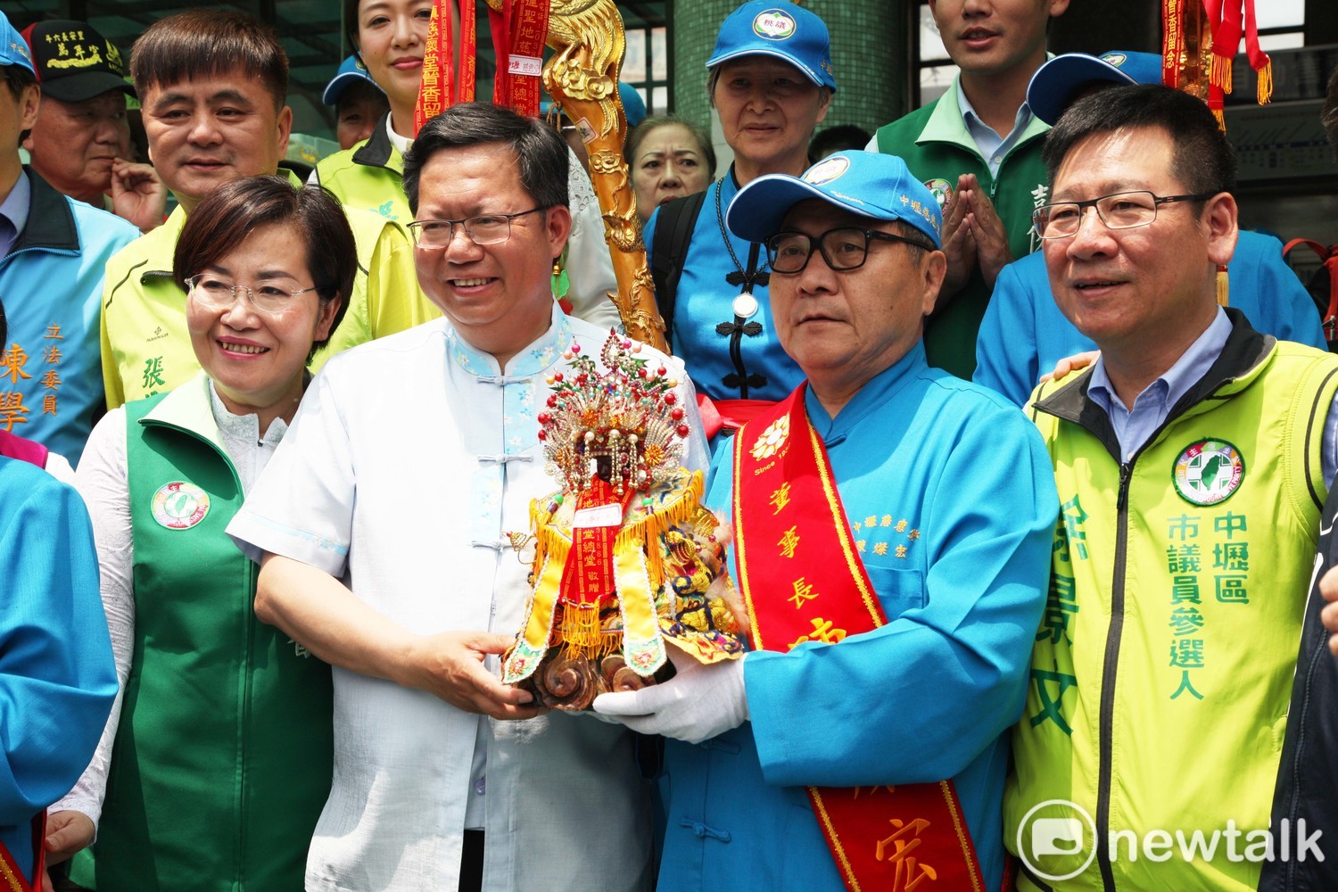 中壢慈惠堂母娘自花蓮回鑾繞境,市長鄭文燦親自接駕。 中壢慈惠堂母娘自花蓮回鑾繞境,市長鄭文燦親自接駕。