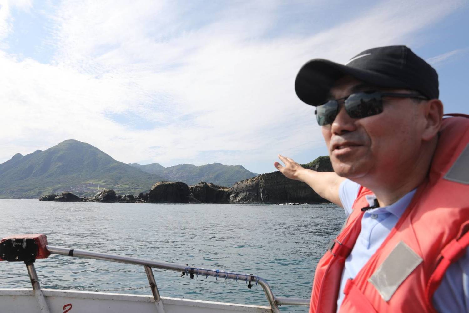 國民黨新北市長參選人侯友宜今(23)日邀媒體出海,從海上勘查深澳電廠及東北角海洋景觀。強調燃煤電廠已經不是全世界的潮流,重申反對燃煤電廠的立場。 國民黨新北市長參選人侯友宜今(23)日邀媒體出海,從海上勘查深澳電廠及東北角海洋景觀。強調燃煤電廠已經不是全世界的潮流,重申反對燃煤電廠的立場。