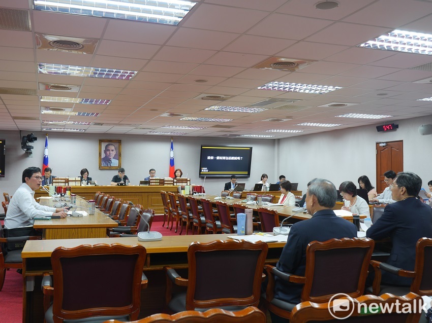 至於偵查不公開,時力立委黃國昌期許檢察總長被提名人江惠民能承諾檢查一體原則不包含總統,也不會和行政院報告。 圖:趙婉淳/攝 至於偵查不公開,時力立委黃國昌期許檢察總長被提名人江惠民能承諾檢查一體原則不包含總統,也不會和行政院報告。 圖:趙婉淳/攝