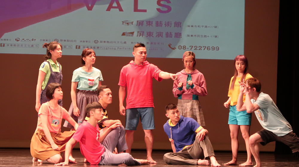 親子舞蹈劇場「舞蹈空間」,蒞臨屏東藝術館演出「藍騎士和白武士」。 圖:屏東縣政府/提供 親子舞蹈劇場「舞蹈空間」,蒞臨屏東藝術館演出「藍騎士和白武士」。 圖:屏東縣政府/提供