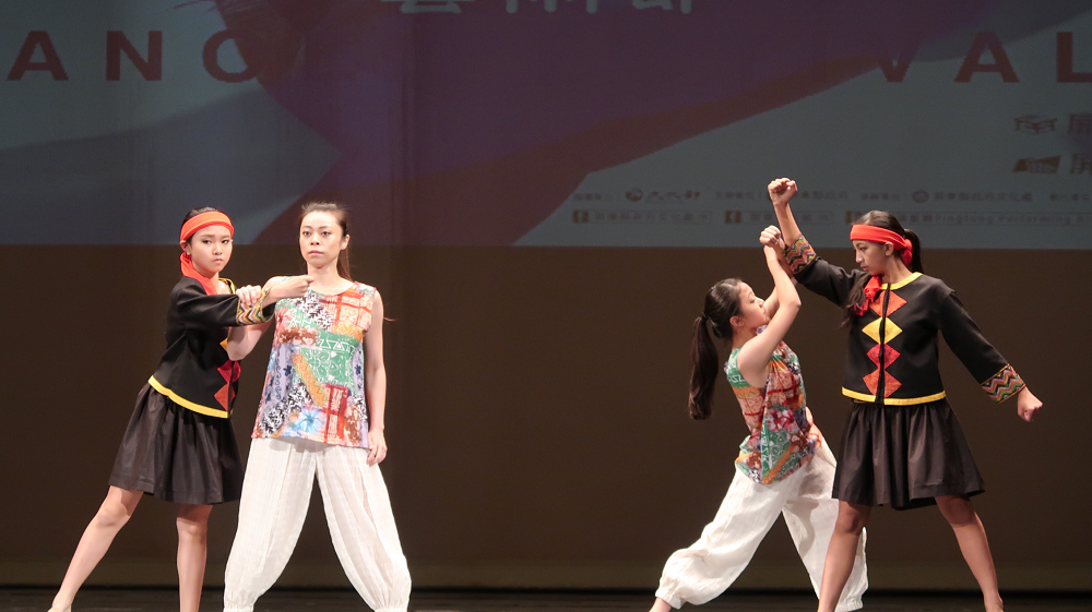 滯留島舞蹈劇場演出「鷲.回家」。 圖:屏東縣政府/提供 滯留島舞蹈劇場演出「鷲.回家」。 圖:屏東縣政府/提供