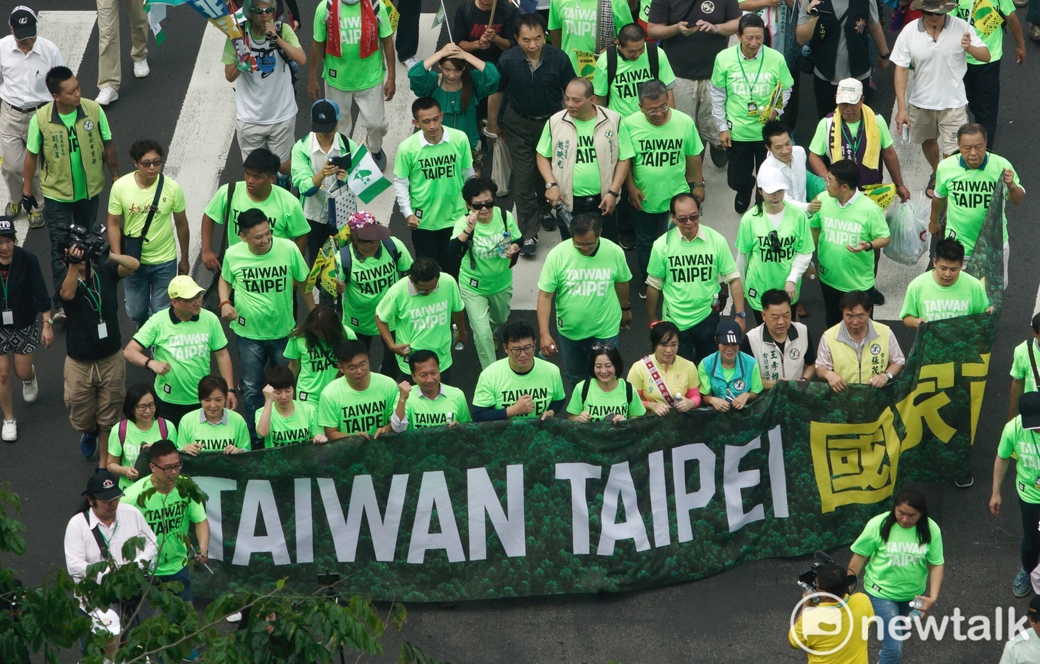 遊行隊伍高喊「台灣首都是TAIWAN TAIPEI」。 圖 : 張良一 / 攝 遊行隊伍高喊「台灣首都是TAIWAN TAIPEI」。 圖 : 張良一 / 攝