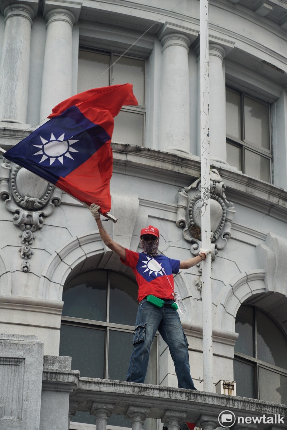 反軍改團體八百壯士與警方爆發推擠衝突。 反軍改團體八百壯士與警方爆發推擠衝突。