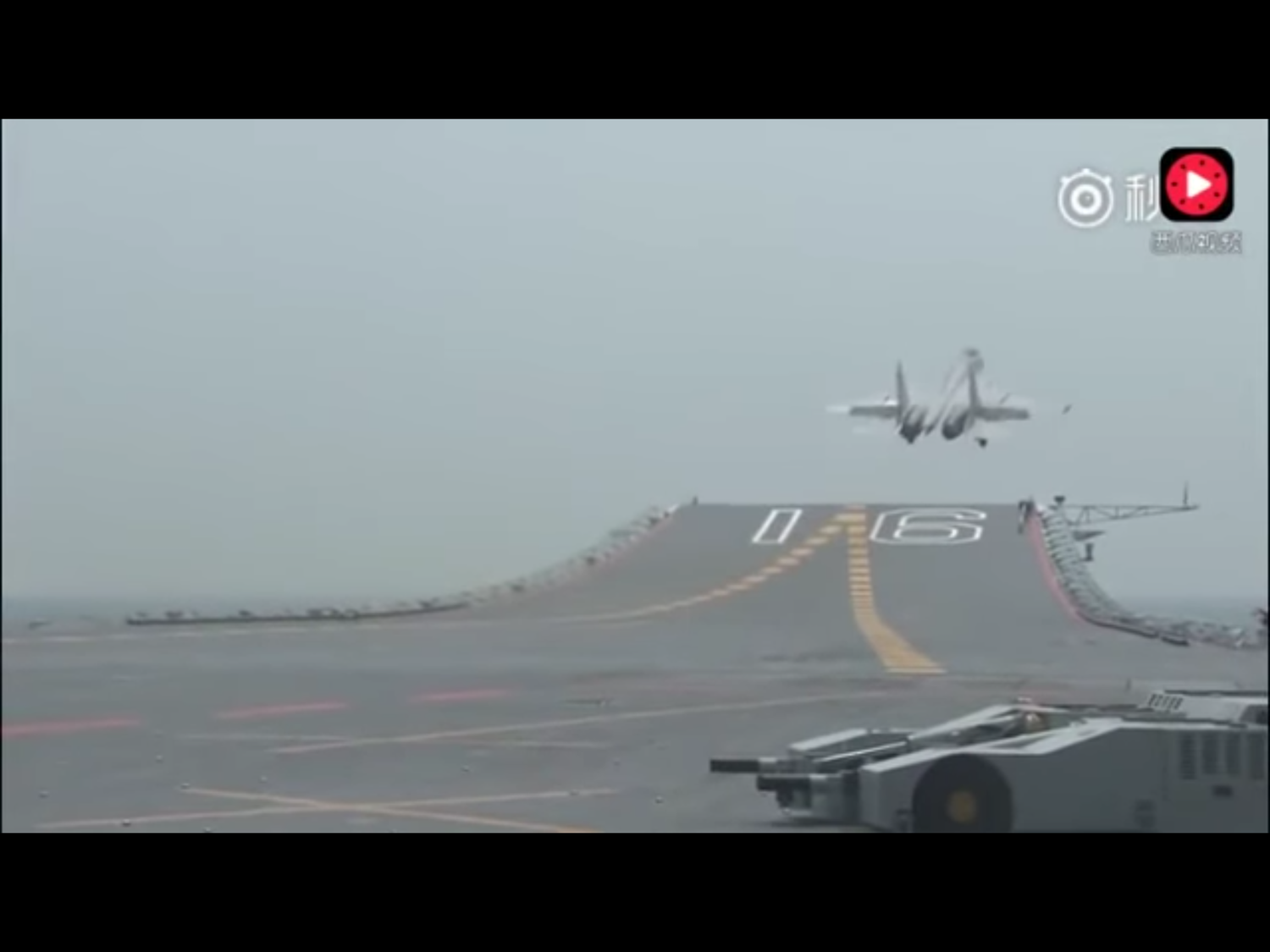 在演習中,遼寧艦出動多架殲15艦載戰鬥機,負責編隊外圍警戒任務的屬艦也發射防空導彈。 圖:翻攝自Youtube 在演習中,遼寧艦出動多架殲15艦載戰鬥機,負責編隊外圍警戒任務的屬艦也發射防空導彈。 圖:翻攝自Youtube