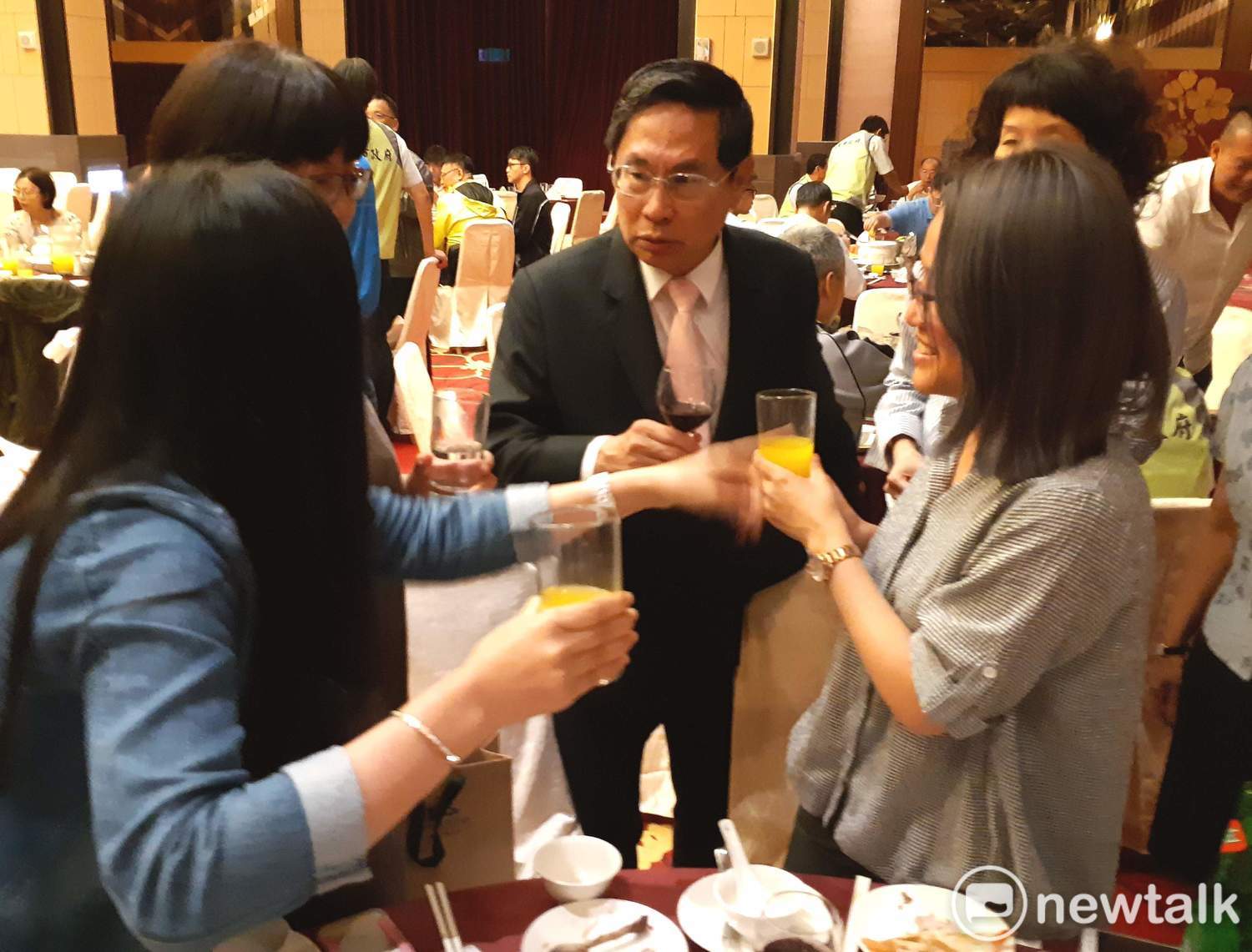 涂醒哲選在耐斯王子大飯店的餐廳與記者聯誼餐敘,引發諸多揣測。 涂醒哲選在耐斯王子大飯店的餐廳與記者聯誼餐敘,引發諸多揣測。