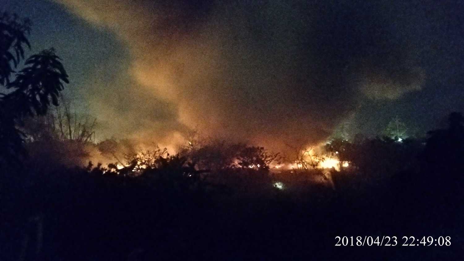 昨晚高雄市彌陀區塑膠工廠發生火警,因燃燒產生大量明顯粒狀汙染物散布於空氣中。 昨晚高雄市彌陀區塑膠工廠發生火警,因燃燒產生大量明顯粒狀汙染物散布於空氣中。