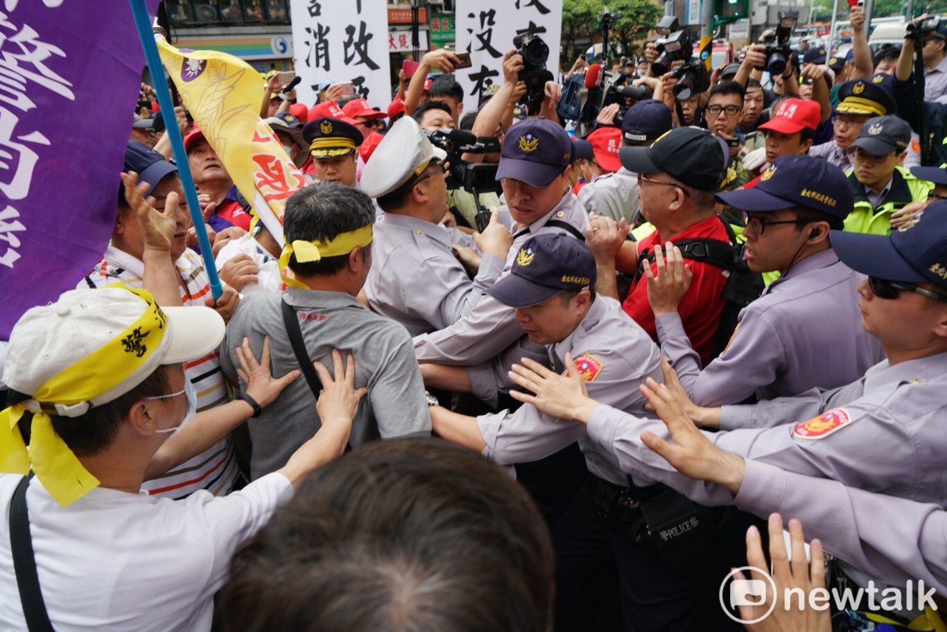退警協會等團體昨天發起為期2天的陳抗遊行。 圖:張良一/攝 退警協會等團體昨天發起為期2天的陳抗遊行。 圖:張良一/攝