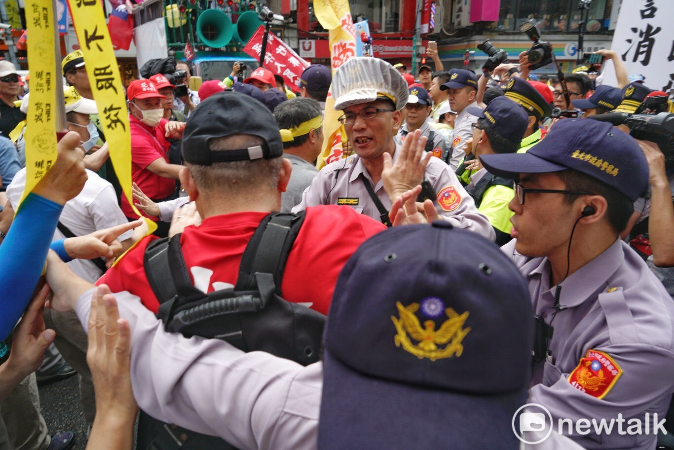 退休警察為了退休金問題,北上抗議遊行,今早為了搭救遭傳喚的退警。眾人包圍中正一分局。圖為在中正一分局外的員警制止退警往前衝。
圖 : 張良一 / 攝 退休警察為了退休金問題,北上抗議遊行,今早為了搭救遭傳喚的退警。眾人包圍中正一分局。圖為在中正一分局外的員警制止退警往前衝。
圖 : 張良一 / 攝