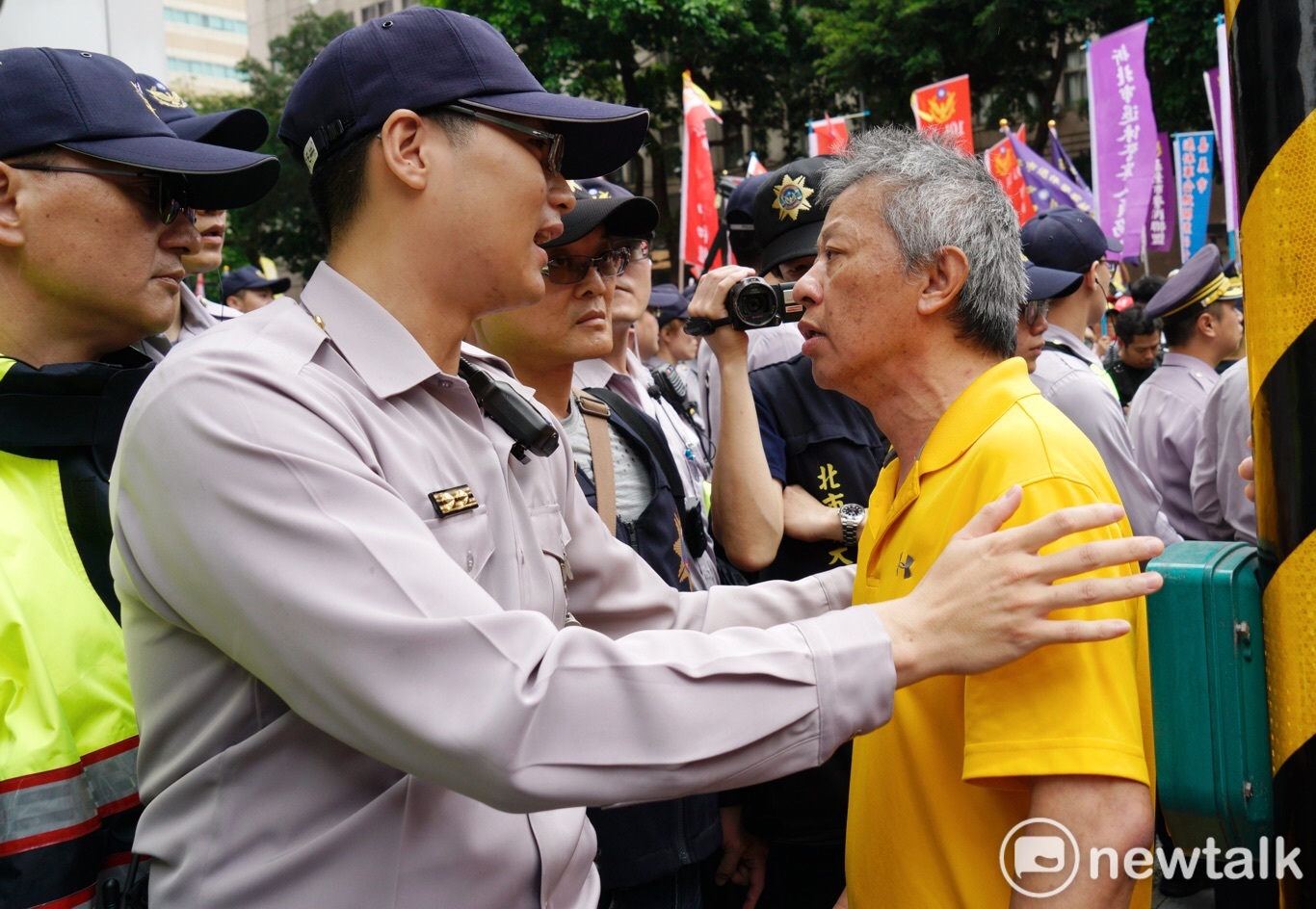 菜鳥警察面對退休警察上街爭取權益,心情異樣複雜,他們爭的也是自己日後權益。
圖 : 張良一 / 攝 菜鳥警察面對退休警察上街爭取權益,心情異樣複雜,他們爭的也是自己日後權益。
圖 : 張良一 / 攝