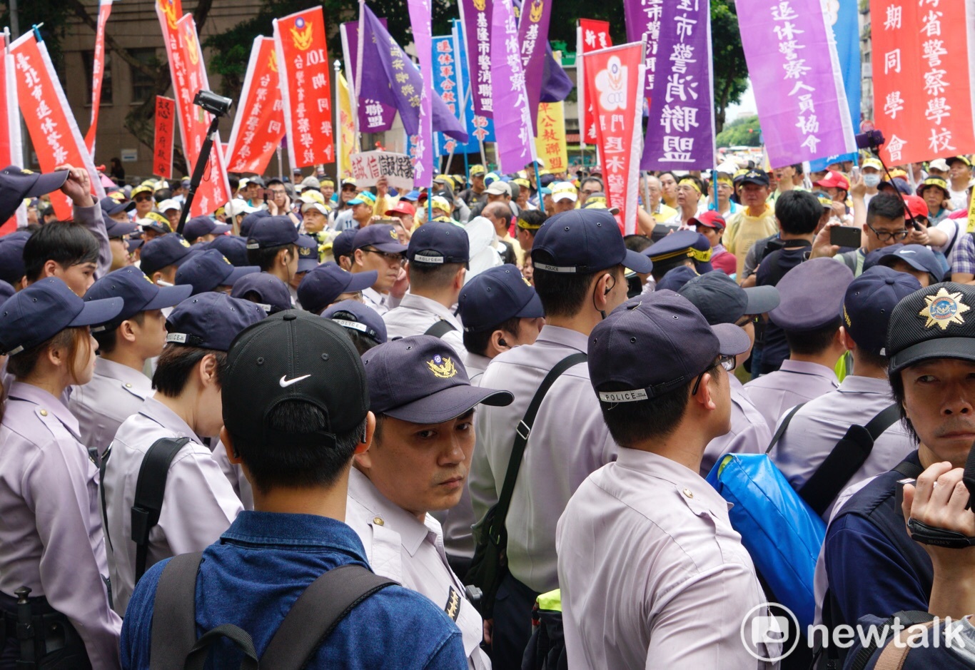 退警遊行活動今早包圍中正一分局,退休警察爭取權益與現役警察在分局前對峙,場面緊張。 圖 : 張良一 / 攝 退警遊行活動今早包圍中正一分局,退休警察爭取權益與現役警察在分局前對峙,場面緊張。 圖 : 張良一 / 攝