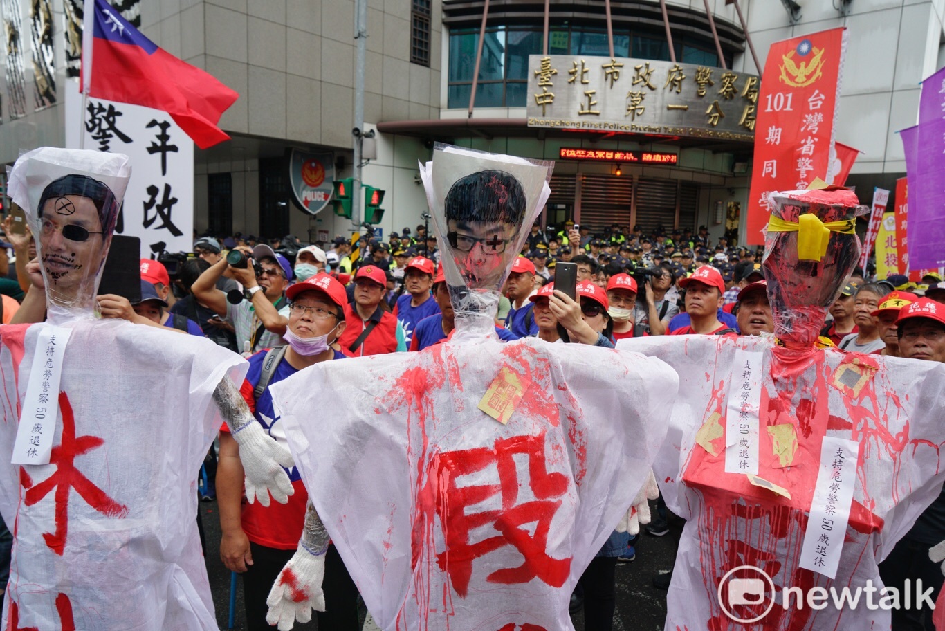 蔡英文、段宜康在這次警察年改當中,被做成人當作人偶遭民眾噴滿紅漆。 圖 : 張良一 / 攝 蔡英文、段宜康在這次警察年改當中,被做成人當作人偶遭民眾噴滿紅漆。 圖 : 張良一 / 攝